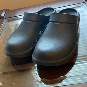 Oofoos clogs